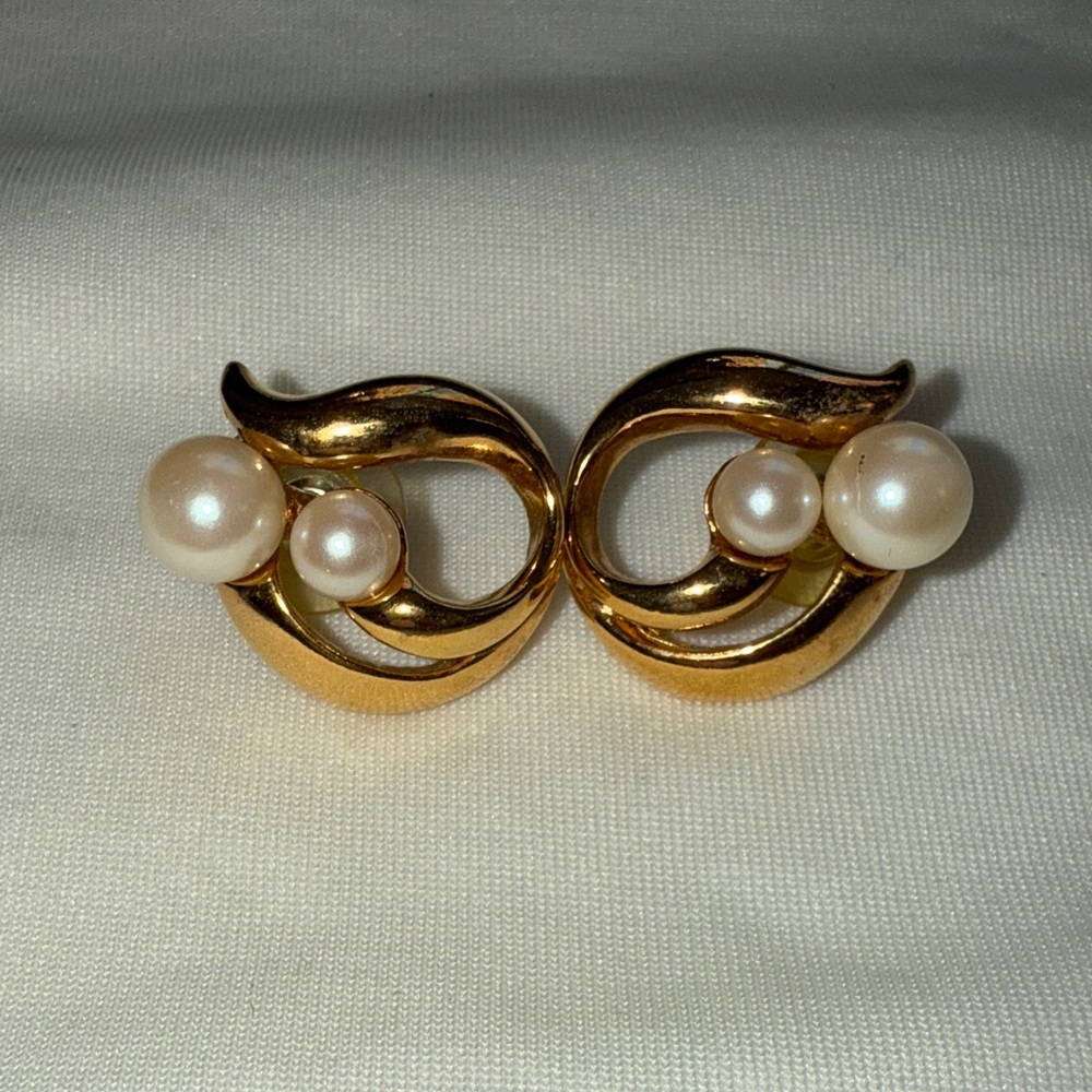 Elegant Gold and Pearl Earrings